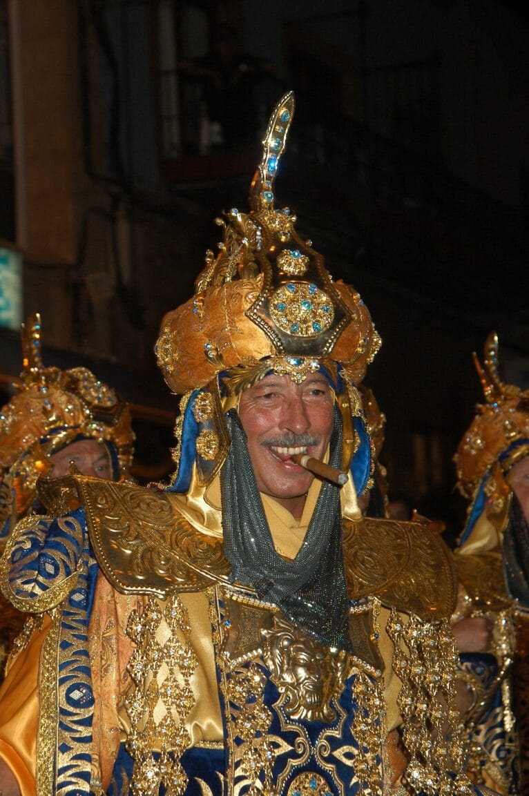 Vicente Montaner en un desfile de las fiestas de Moros y Cristianos