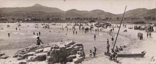 Imagen: Playa del Arenal desde la Fontana. Fondo Hermanos Galiana. Arxiu Municipal de Xàbia.