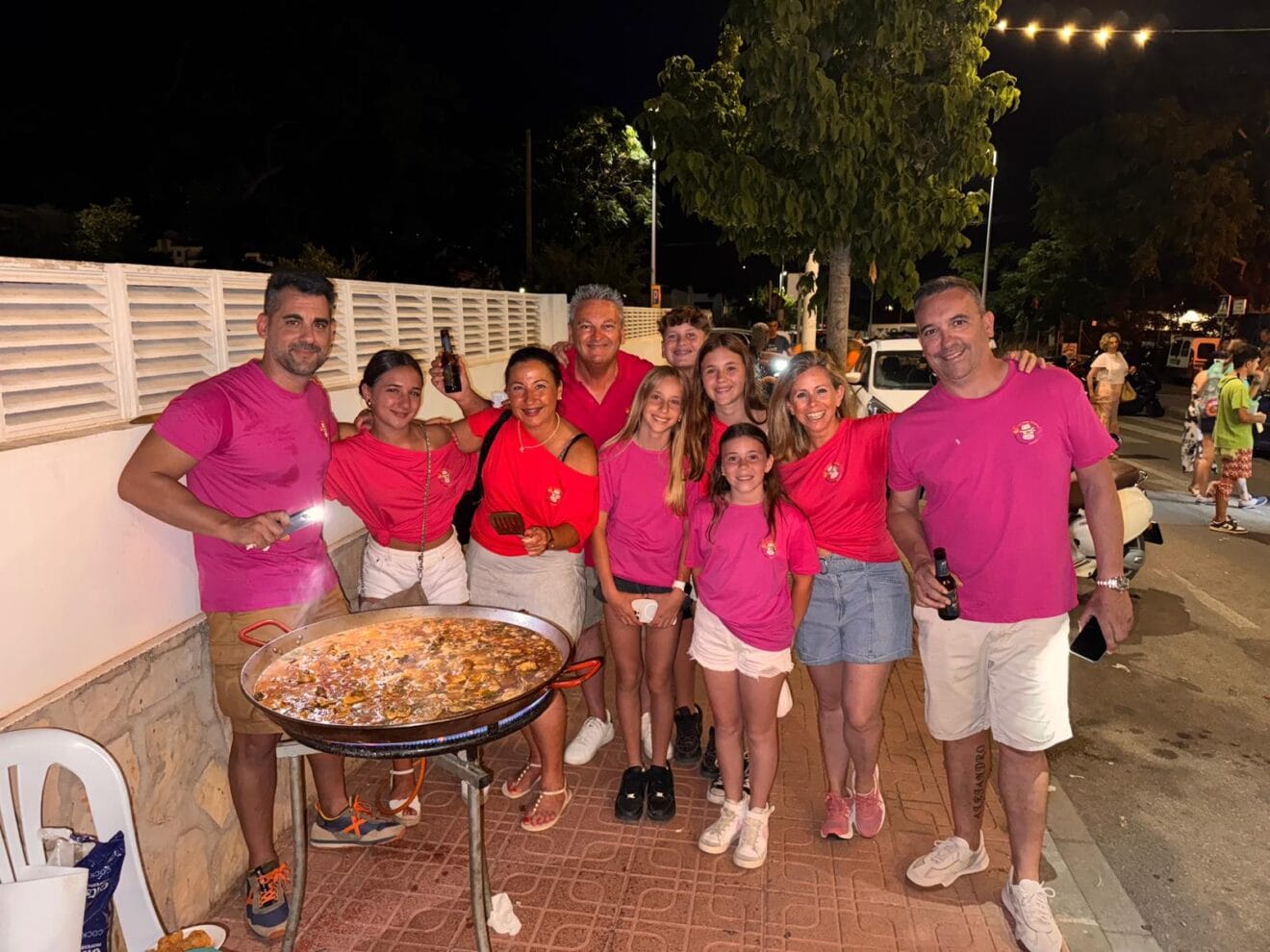Una peña cocinando la paella