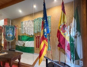 Entrada a la Casa de Andalucía de Jávea con las banderas, estandarte y banderines