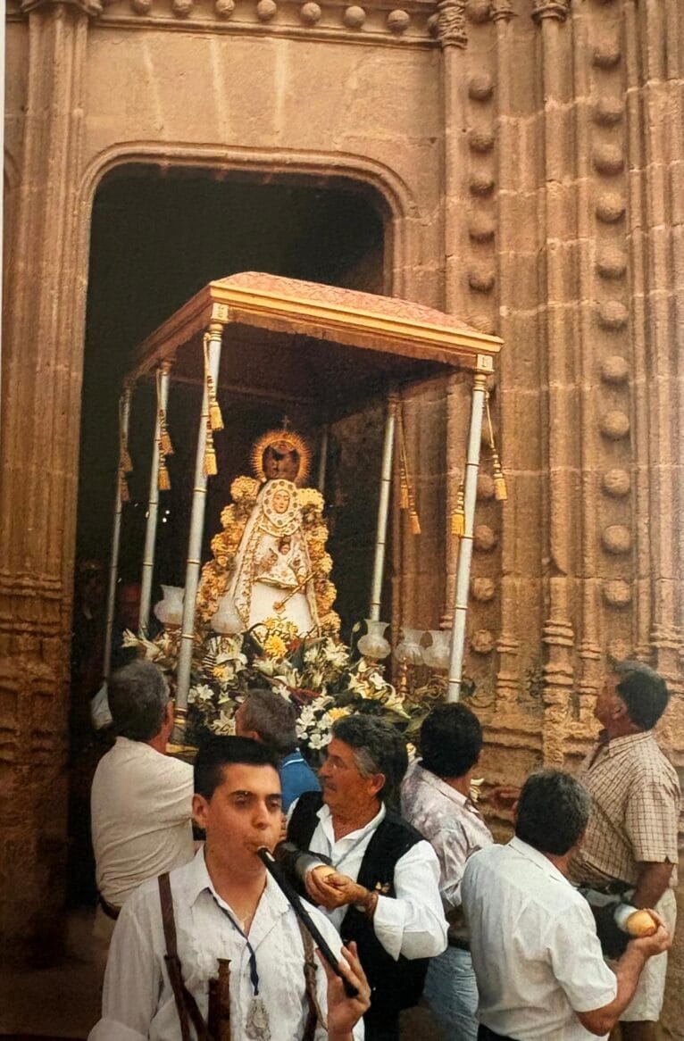 La imagen de la Virgen de Rocío a la salida de la Iglesia San Bartolomé de Xàbia