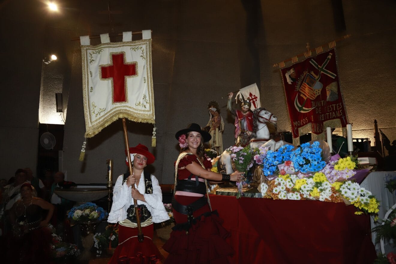 Abanderada cristiana, Ana Bisquert, depositando las flores a Sant Jaume
