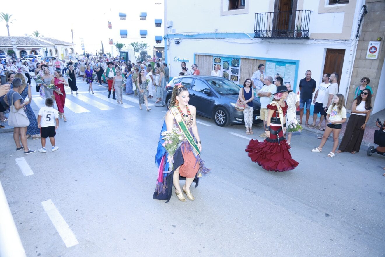 Abanderadas y autoridades municipales en la ofrenda de flores a Sant Jaume