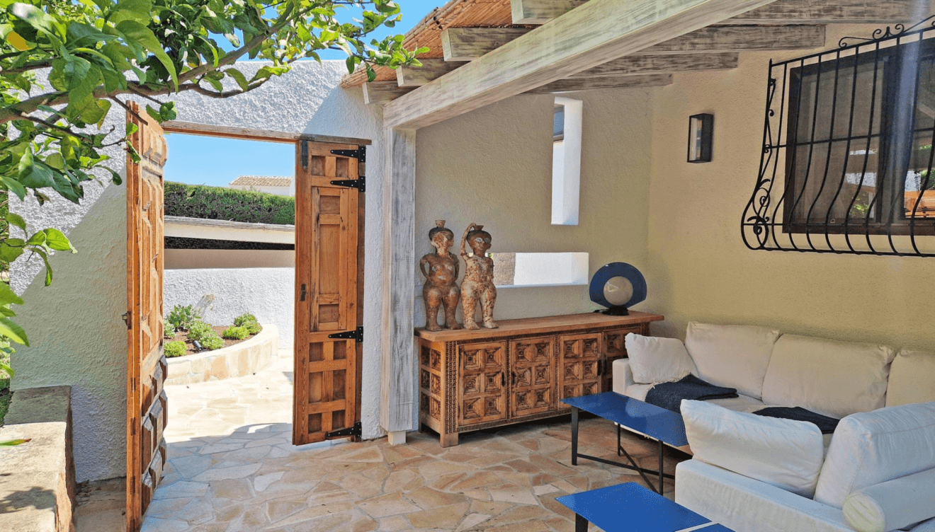 Acceso a la casa con jardín y bancos