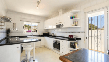 Acceso al patio desde una cocina pensada para el día a día