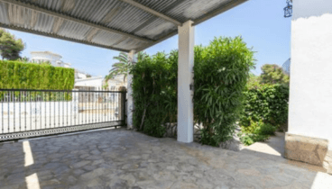 Acceso principal con espacio para aparcar