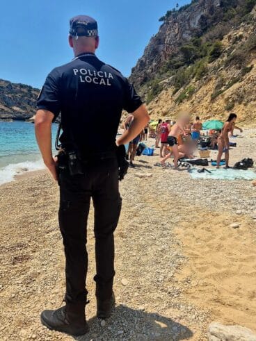 Agente desalojando a los bañistas