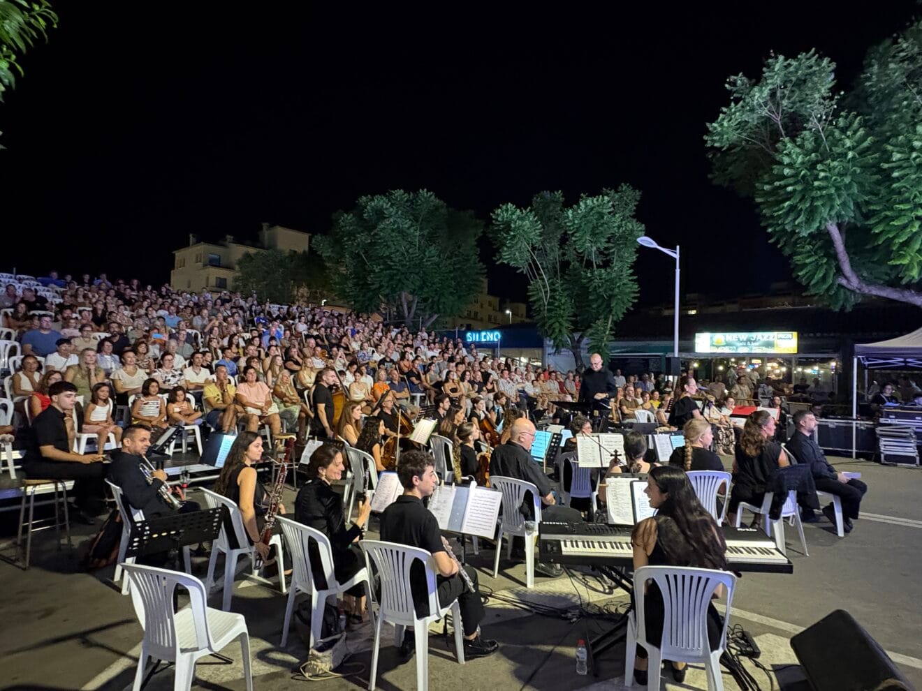 Público y Orquesta Sinfónica de Xàbia en el Ajedrez Viviente Xàbia 2025