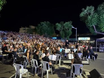 Público y Orquesta Sinfónica de Xàbia en el Ajedrez Viviente Xàbia 2025