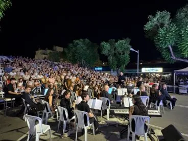 Público y Orquesta Sinfónica de Xàbia en el Ajedrez Viviente Xàbia 2025