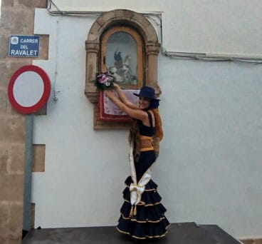 Ana Bisquert, abanderada cristiana deposita sus flores