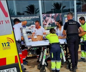 Atención sanitaria del hombre que ha sufrido una parada cardiorrespiratoria en la playa del Arenal de Xàbia | Foto PLX