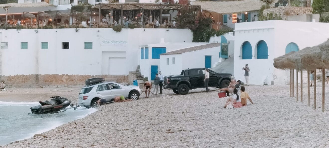 Aventura en la Cala la Barraca. Intentan remolcar un coche y moto.