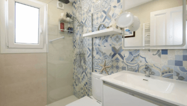 Baño con diseño contemporáneo y radiador toallero