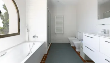 Baño moderno con ducha acristalada