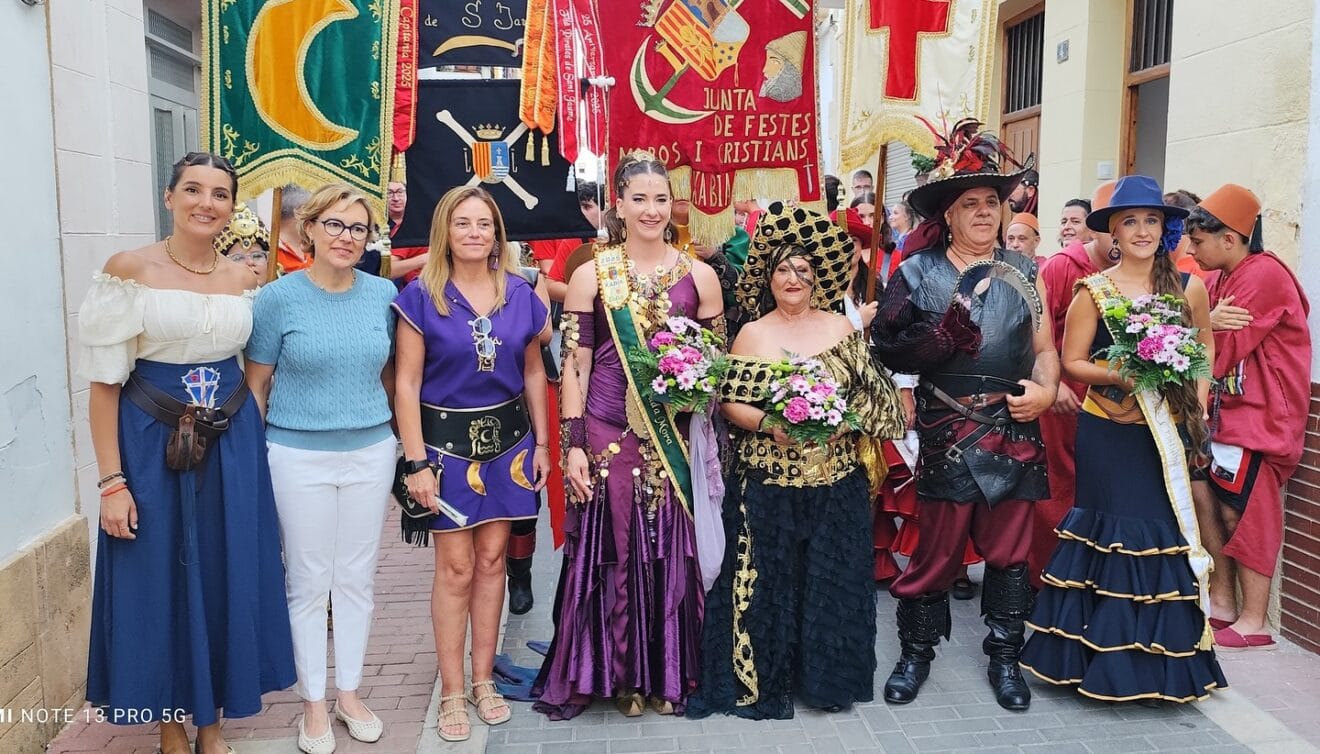 Cargos festeros y autoridades en la visita de los Moros i Cristians al centro histórico de Xàbia