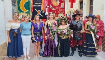 Cargos festeros y autoridades en la visita de los Moros i Cristians al centro histórico de Xàbia