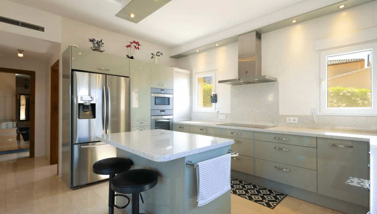 Cocina abierta con acceso a la terraza exterior