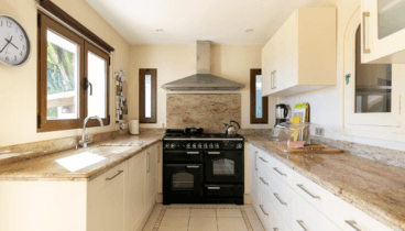 Cocina equipada con acceso al exterior