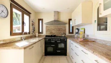 Cocina equipada con acceso al exterior