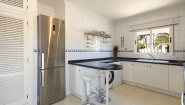 Cocina equipada con península y electrodomésticos