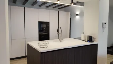 Cocina integrada totalmente en el espacio con isla central