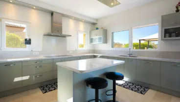 Cocina moderna con isla central y electrodomésticos integrados