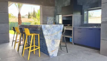 Cocinas exteriores,  de colores neutros y barra central