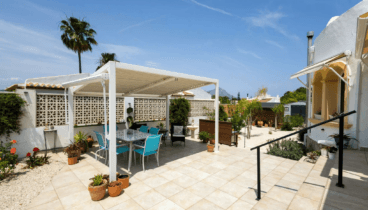 Comedor exterior con vistas abiertas y ambiente acogedor