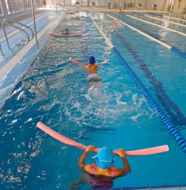 Imagen: Curso de natación en la piscina de Xàbia