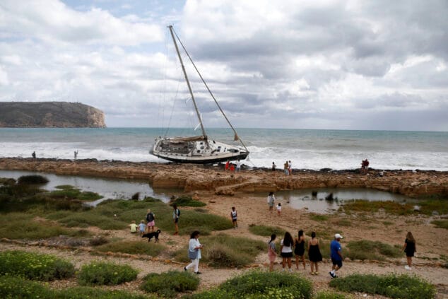 Imagen: Decenas de personas visitan el velero encallado en Xàbia