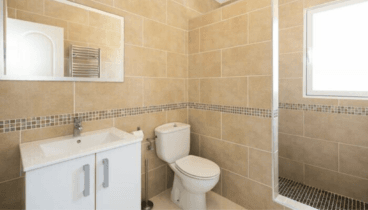 Detalles modernos en uno de los baños completos