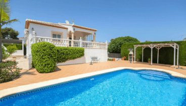 Disfruta de una terraza amplia y de tu piscina privada en esta vila de xàbia