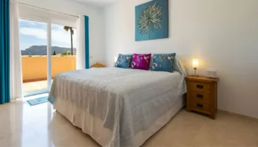 Dormitorio acogedor con iluminación natural y ventilación