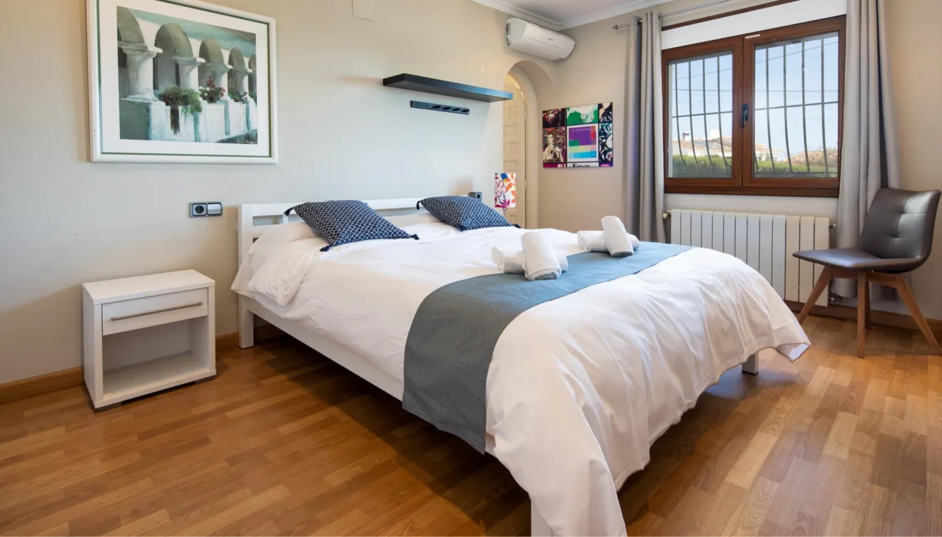 Dormitorio con cama doble y baño en suite