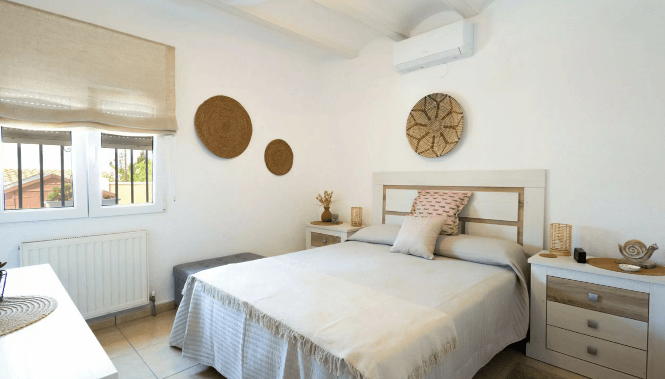 Dormitorio doble con decoración relajante