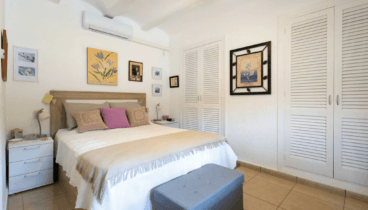 Dormitorio principal con baño en suite
