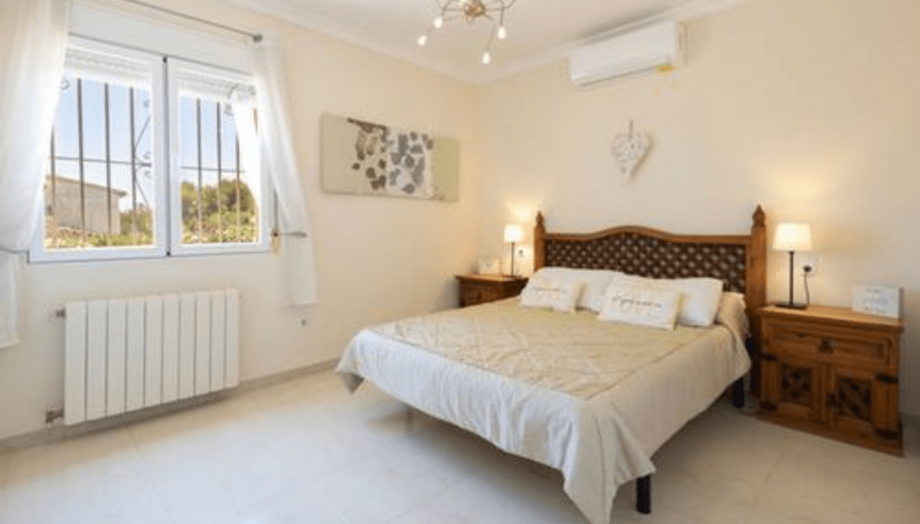 Dormitorio principal con luz natural y aire acondicionado