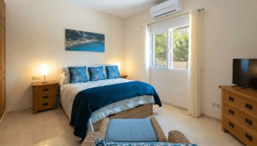 Dormitorio principal con terraza privada y vistas al Montgó