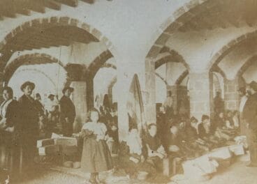 El comercio de la pasa en Xàbia. Las mujeres seleccionaban la uva. La niña es Joaquina Bolufer, última empresaria de la pasa en Xàbia