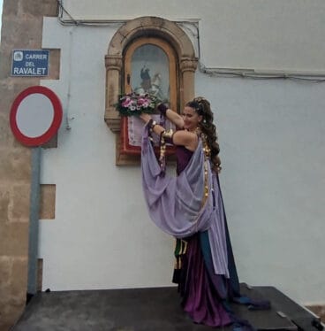Elvira Vives, abanderada mora en la ofrenda a Sant Jaume centro histórico