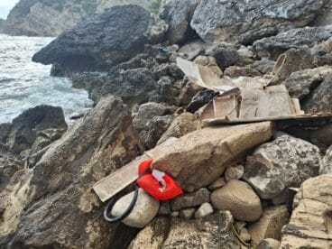 Embarcación destrozada en Cala Blanca por el oleaje (1)