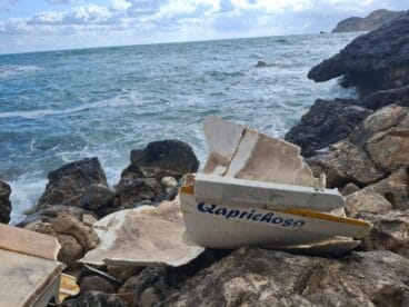 Embarcación destrozada en Cala Blanca por el oleaje (2)