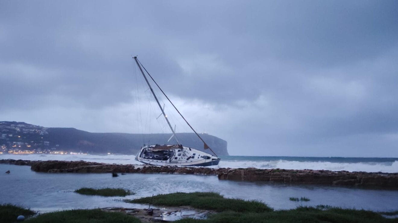 Encalla un barco en el Primer Montañar de Xàbia
