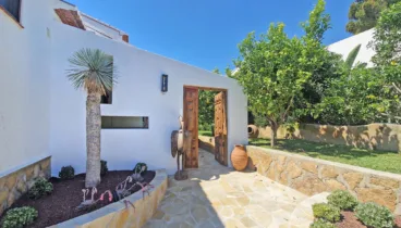 Entrada principal con vegetación mediterránea