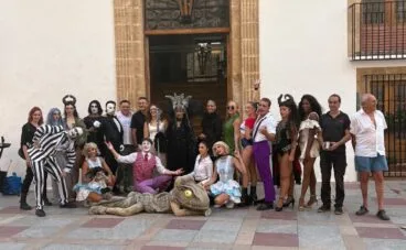 Equipo de artistas del circo junto a la concejala Raquel Violero