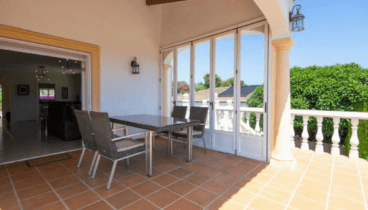 Espacio exterior protegido para comidas familiares