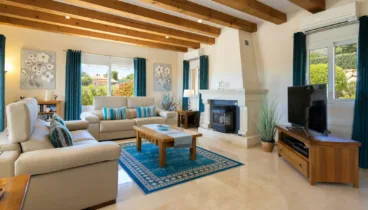 Espacioso salón con detalles en madera y luz natural