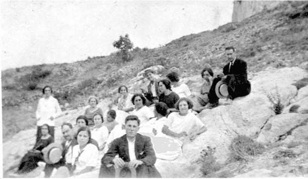 Imagen: Excursión al Montgó a principios del siglo XX | Archivo de la Familia Cruañes -Cholbi