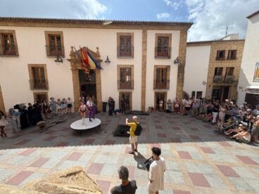 Exhibición de El Circo Encantado en la Plaza del Ayuntamiento de Xàbia